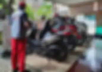 Buat Para Wanita, Ini Pentingnya Tunggu Servis Motor di Bengkel