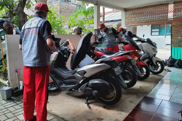 Buat Para Wanita, Ini Pentingnya Tunggu Servis Motor di Bengkel