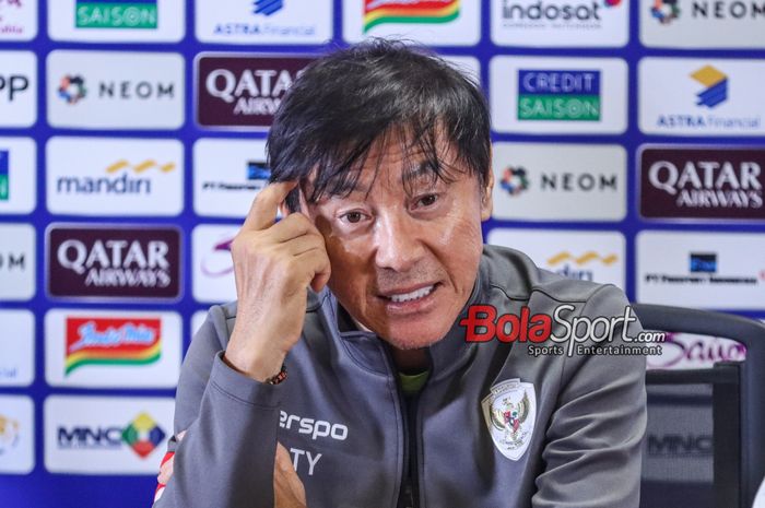Pelatih timnas Indonesia, Shin Tae-yong, saat hadir dalam sesi jumpa pers di Media Center Stadion Utama Gelora Bung Karno, Senayan, Jakarta, Senin (18/11/2024).