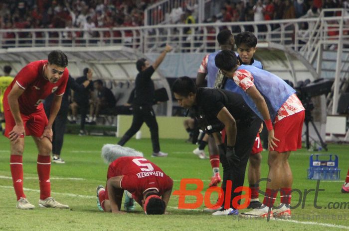 Bek Timnas U-19 Indonesia Alfharezzi Buffon (langsung sujud setelah mencetak gol ke gawang Malaysia dalam laga semifinal ASEAN Cup U-19 2024.