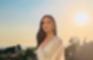 Jadi Perwakilan Indonesia di Ajang Bergengsi Festival Film Cannes 2022, Outfit Raline Shah Jadi Sorotan, Kalung yang Dikenakan Nyaris Rp 1 Miliar!