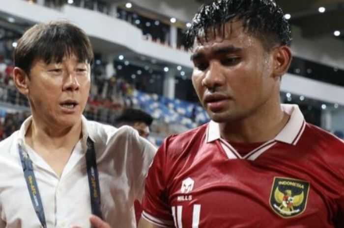 Pelatih Timnas Indonesia Shin Tae-yong bersama Asnawi Mangkualam.