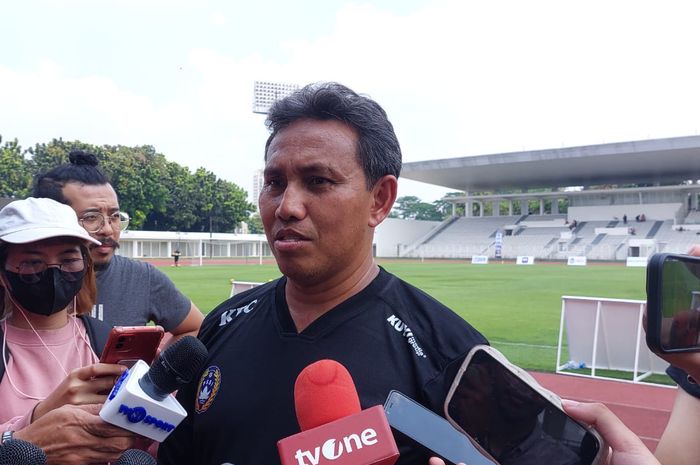 Pelatih timnas U-17 Indonesia, Bima Sakti saat memberi keterangan kepada awak media di Stadion Madya, Kawasan Gelora Bung Karno (GBK, Senayan, Jakarta, Kamis (1/6/2023).