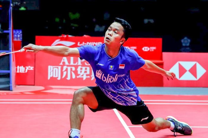 Pebulu tangkis Indonesia, Anthony Sinisuka Ginting beraksi saat mengikuti BWF World Tour Finals 2019 berhadapan dengan Chen Long pada Kamis (12/12/2019). 