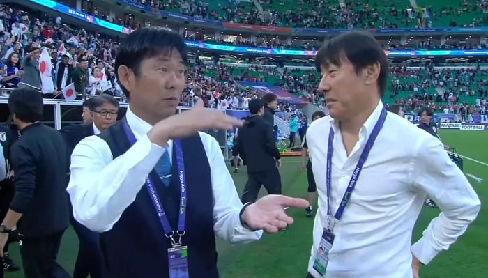 Hajime Moriyasu dan Shin Tae-yong saling berinteraksi pasca-laga timnas Indonesia Vs Jepang di Al Thumama Stadium, dalam laga grup D Piala Asia 2023 pada Rabu (24/1/2024).