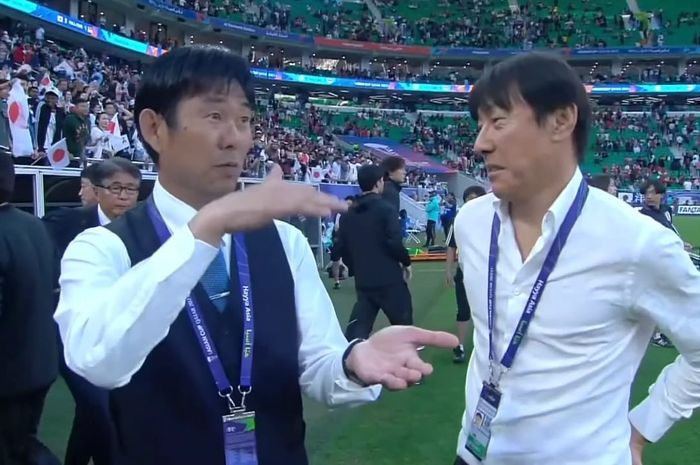 Hajime Moriyasu dan Shin Tae-yong saling berinteraksi pasca-laga timnas Indonesia Vs Jepang di Al Thumama Stadium, dalam laga grup D Piala Asia 2023 pada Rabu (24/1/2024).