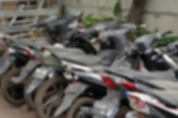 Jejeran sepeda motor yang tidak bertuan di parkiran Stasiun Senen, Jakarta Pusat