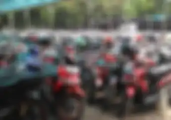 Awas! Kebiasaan Gantungin Helm di Spion Motor Bisa Berakibat Buruk, Ini Faktanya