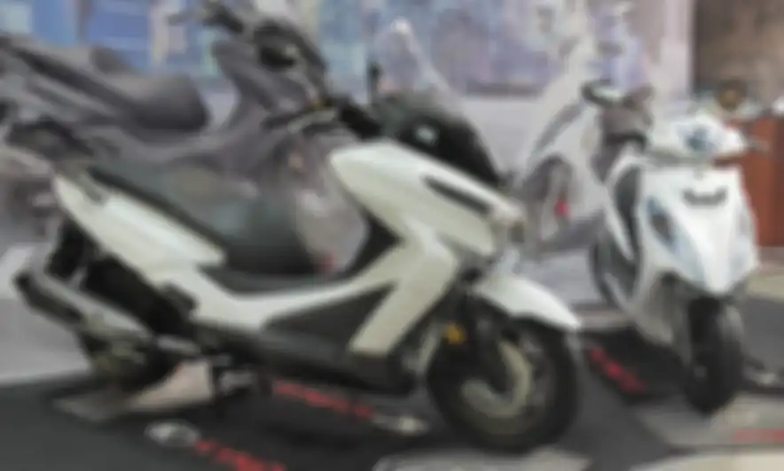 Kymco X-Town 250i (kiri) punya desain gambot namun tetap sporty