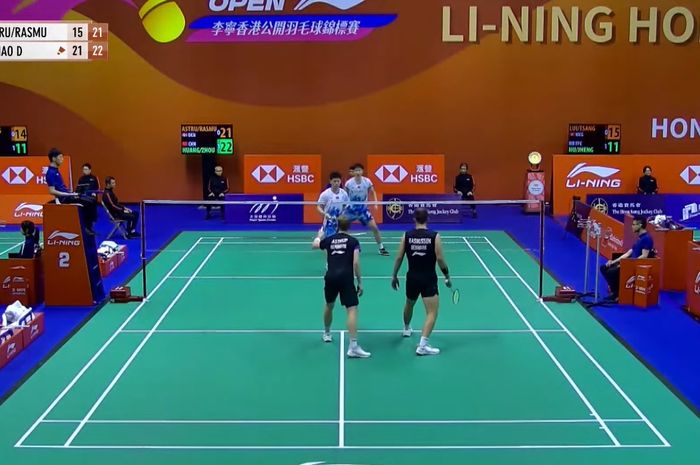 Pasangan ganda putra kombinasi baru China, Huang Di/Zhou Hao Dong membuat kejutan mengalahkan unggulan pertama Kim Astrup/Anders Skaarup Rasmussen (Denmark) pada babak pertama Hong Kong Open 2024, di Hong Kong Coliseum, Kowloon, Hong Kong, Selasa (10/9/2024).