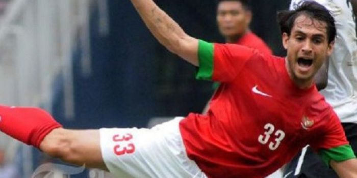 Tonnie Cussel saat membela timnas Indonesia pada Piala AFF 2012.