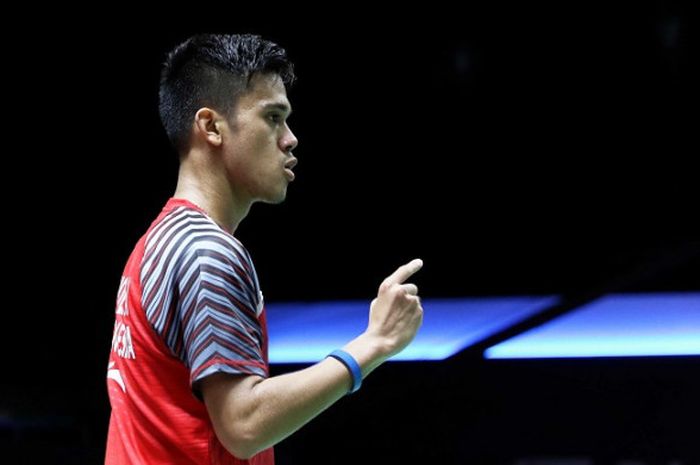 Pebulu tangkis tunggal putra Indonesia, Firman Abdul Kholik, bereaksi pada partai ketiga penyisihan.