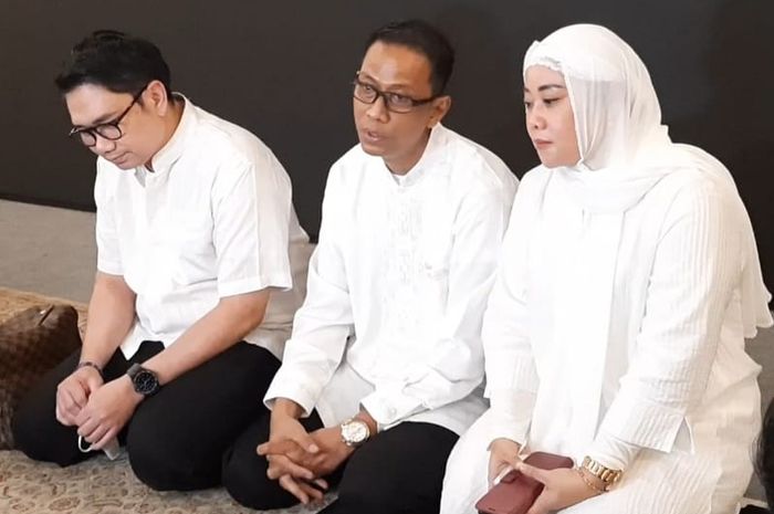 Ayah Vanessa Angel, Doddy Sudrajat bersama istri dan pengacara Milano Lubis saat ditemui di acara pengajian di Darmawangsa, Jakarta Selatan, Rabu (10/11/2021).
