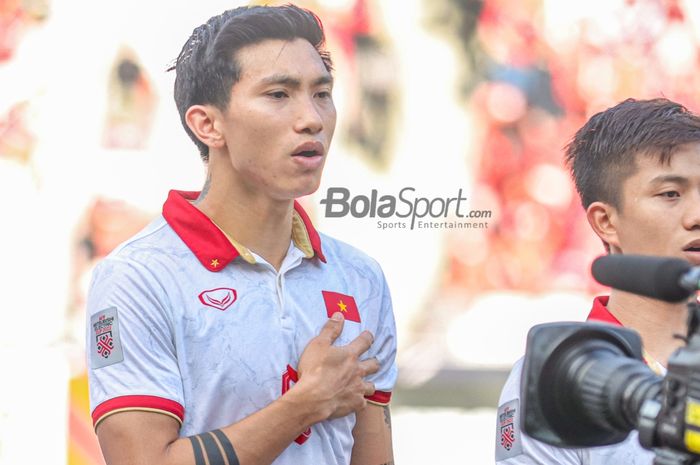 Bek sayap kiri timnas Vietnam, Doan Van Hau, sedang menyanyikan lagu kebangsaan jelang berlaga pada leg pertama semifinal Piala AFF 2022 di Stadion Gelora Bung Karno, Senayan, Jakarta, 6 Desember 2023.