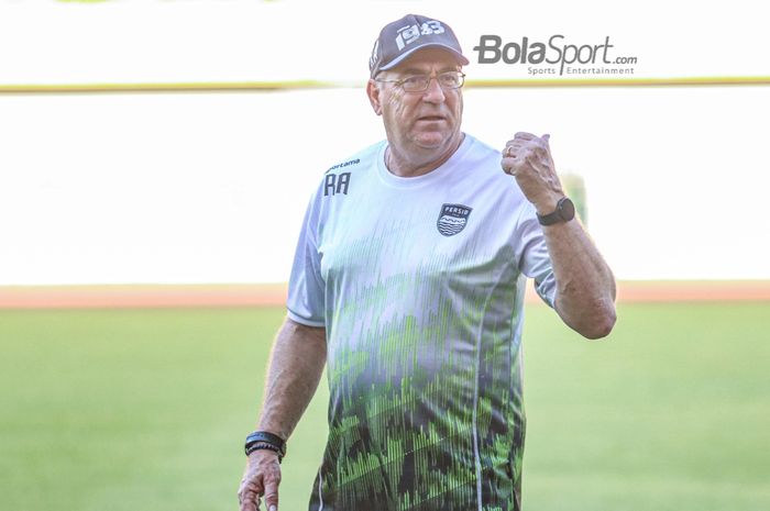 Pelatih Persib Bandung, Robert Rene Alberts (pakai topi), nampak hadir dalam sesi latihan timnya di Stadion Wibawa Mukti, Cikarang, Jawa Barat, 23 Juli 2022.