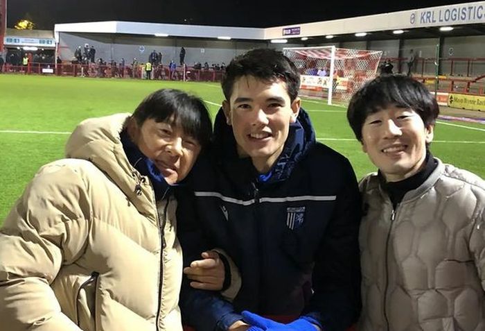 Shin Tae-yong saat mengunjungi Elkan Baggott di markas Gillingham (24/11/2022). 