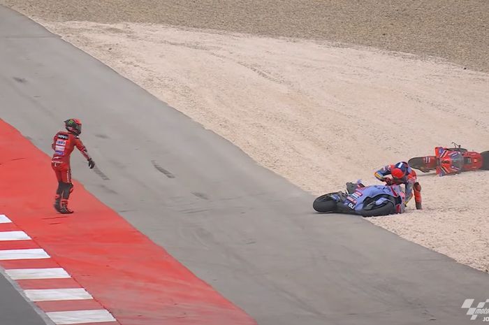 Pembalap Ducati Lenovo, Francesco Bagnaia (kiri), dan Marc Marquez dari tim Gresini setelah kecelakaan mereka dalam balapan MotoGP Portugal di Sirkuit Algarve, Portimao, Portugal, 24 Maret 2024.