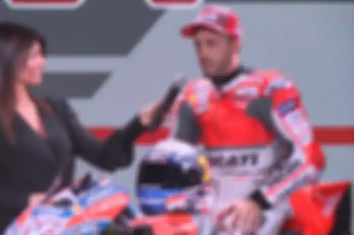 Andrea Dovizioso saat peluncuran motor Ducati Desmosedici mengenakan wearpack desain baru.