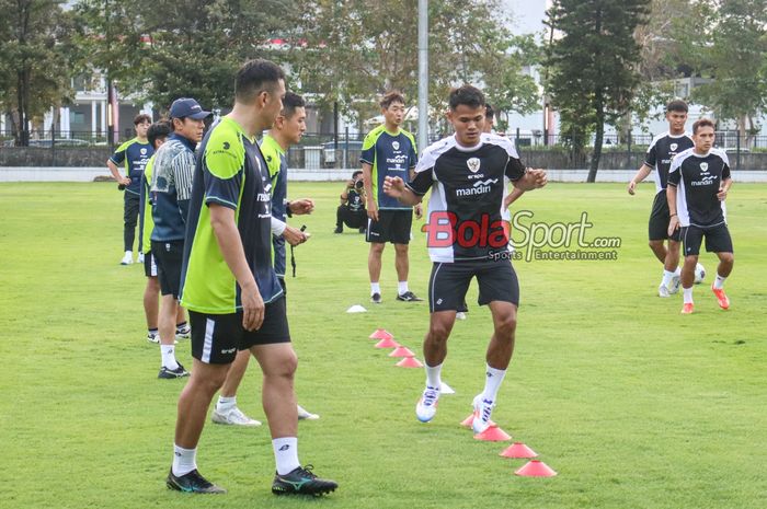 Dimas Drajad saat mengikuti sesi latihan bersama timnas Indonesia di Lapangan A, Senayan, Jakarta, Sabtu (31/8/2024).