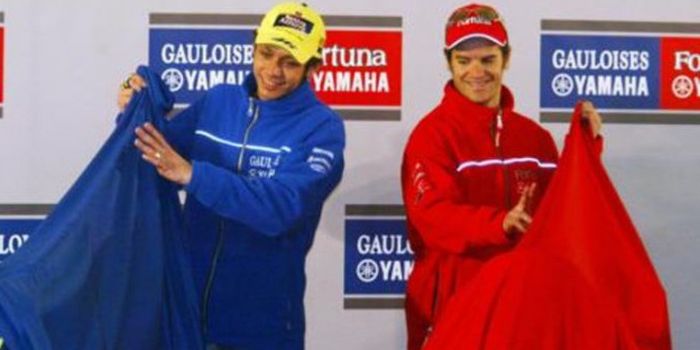 Valentino Rossi (kiri) dan Carlos Checa (kanan) saat presentasi motor pada musim 2004