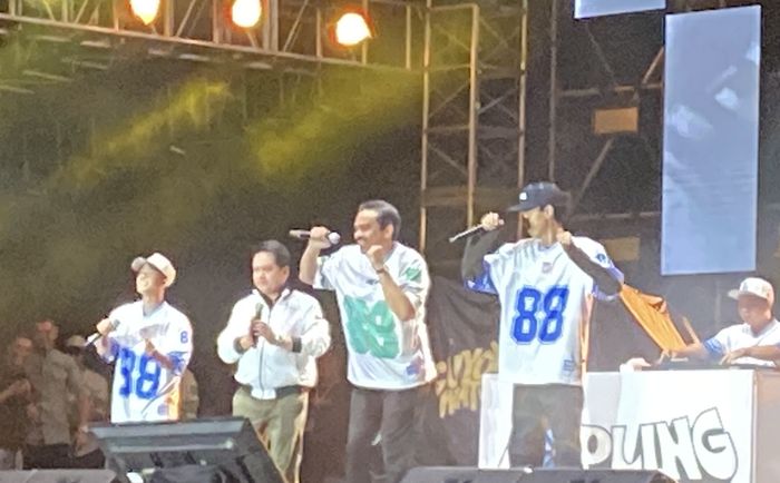 Menteri Maman Abdurrahman ikut bergoyang di atas panggung Ambyar dalam acara pagelaran musik Koplo Keliling alias Kopling, di Gambir Expo, Jakarta Pusat, Sabtu (8/11/2025).