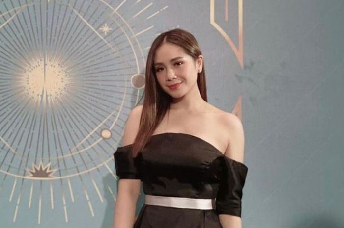 Potret Nagita Slavina mengenakan gaun hitam.