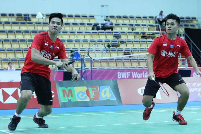 Pasangan ganda putra Indonesia, Leo Rolly Carnando (kanan) dan Daniel Marthin, turun pada Kejuaraan Dunia Junior 2019 di Kazan, Rusia, Rabu (2/10/2019)