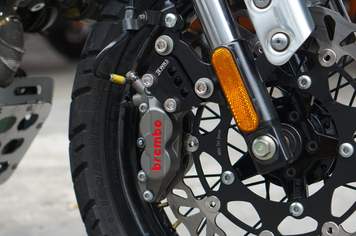 Kaliper Brembo dan bracket WR3 di Yamaha XSR155.
