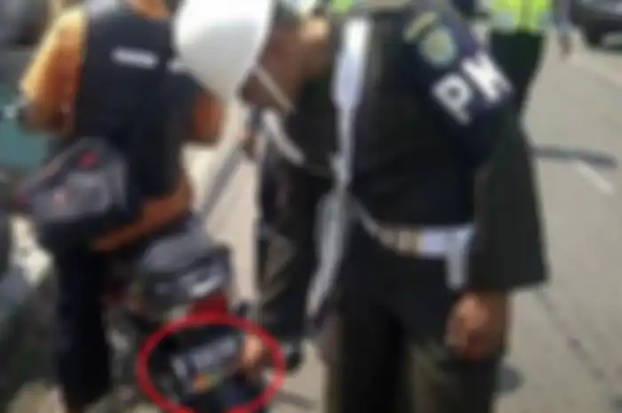 Razia stiker TNI atau polisi di kendaraan 