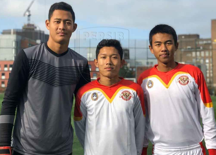 Kiper Persib, Erlangga Setyo, berpose bersamaFerdiansyah (tengah) dan Kakang Rudianto (kanan) saat mengikuti program Garuda Select di Inggris.