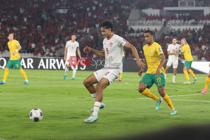 Rafael Struick (kiri) sedang menguasai bola dalam laga babak ketiga Kualifikasi Piala Dunia 2026 antara timnas Indonesia versus timnas Australia di Stadion Utama Gelora Bung Karno, Senayan, Jakarta, Selasa (10/9/2024) malam.