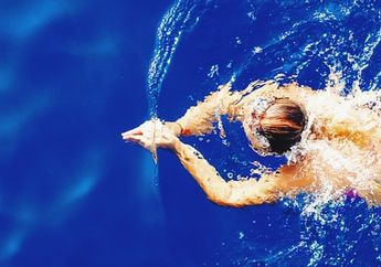 Arti Mimpi Berenang di Laut Ternyata Jadi Pertanda Baik Buat Kehidupanmu, Siap-siap Bertemu Pasangan Hidup Sebentar Lagi