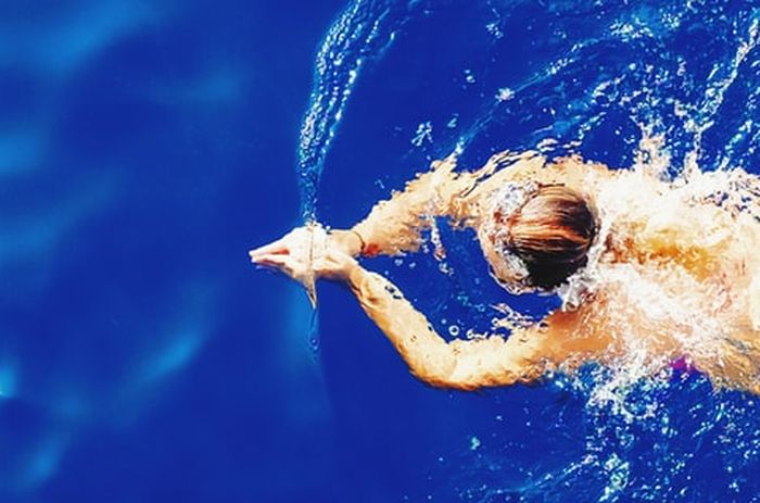 Ilustrasi Arti Mimpi Berenang di laut