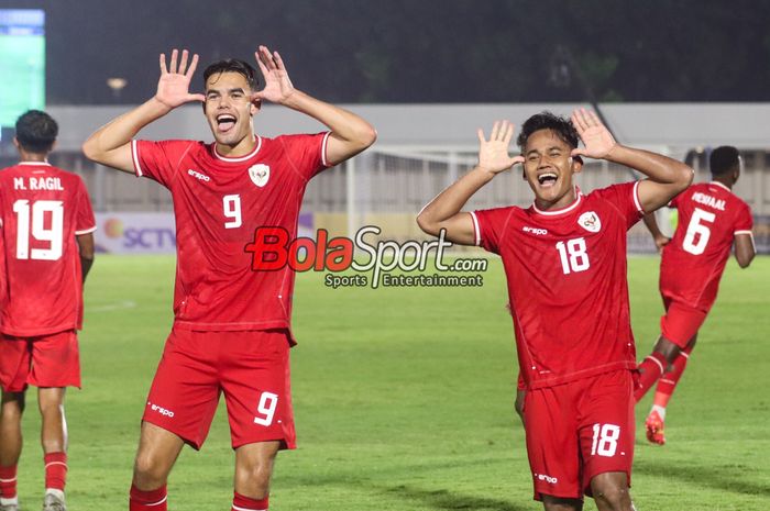 Toni Firmansyah (kanan) sedang merayakan selebrasi golnya bersama Jens Raven (kiri) dalam laga Kualifikasi Piala Asia U-20 2025 antara timnas U-20 Indonesia versus timnas U-20 Maladewa di Stadion Madya, Senayan, Jakarta, Rabu (25/9/2024).