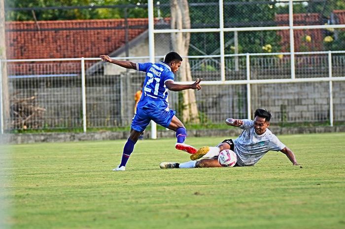 Gelandang bertahan milik PSBS Biak, Muhammad Tahir (kanan), dalam sebuah laga uji coba.