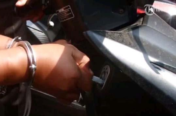 Ilustrasi. Maling motor ini cukup modal senyum bisa kabur secara mulus dan tak dicurigai warga.