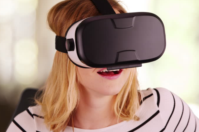 Ilustrasi penggunaan headset AR/VR