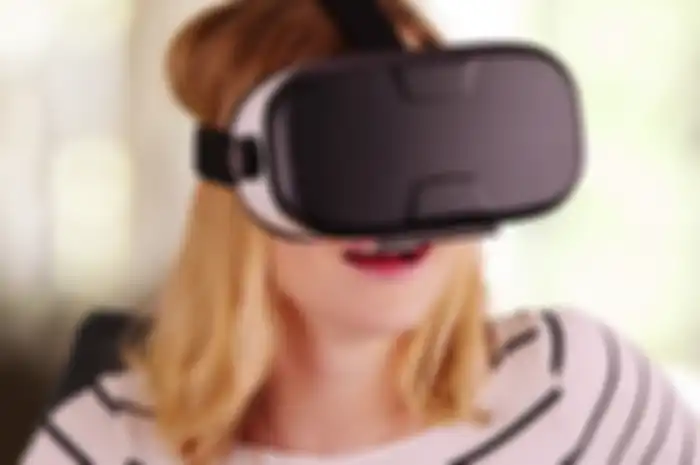 Ilustrasi penggunaan headset AR/VR