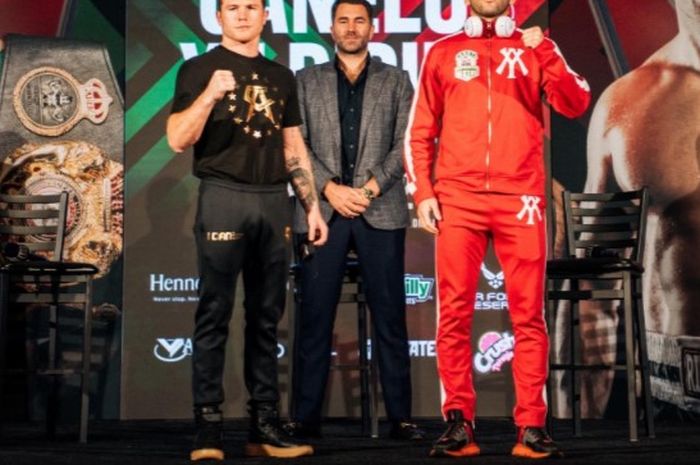 Canelo Alvarez (kiri) dan Avni Yildirim (kanan) setelah sesi face-off menjelang pertarungan mereka pada Sabtu (27/2/2021) malam waktu setempat.