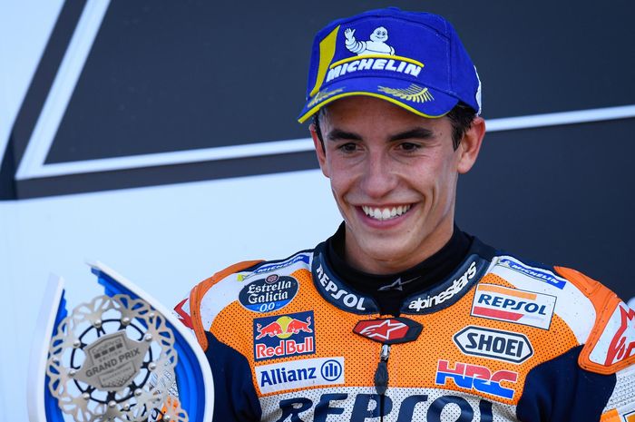 Pembalap Repsol Honda, Marc Marquez, berpose di podium setelah finis kedua pada balapan MotoGP Inggris di Sirkuit Silverstone, Minggu (25/8/2019).