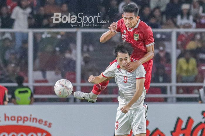 Nguyen Van Toan (jersey putih) dibuang dari skuad Timnas Vietnam karena cedera pergelangan kaki.