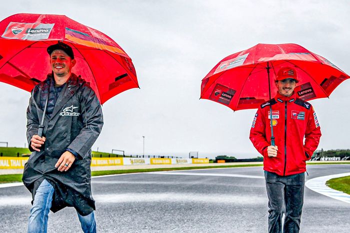 Casey Stoner jalan bersama Francesco Bagnaia di trek Phillip Island menjelang MotoGP Australia 2022