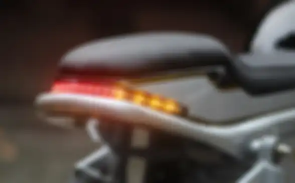 Stoplamp LED dipasang di antara ujung rangka dan jok