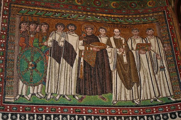 Mosaik Justinian Agung dan pengikutnya dari Kekaisaran Bizantium.