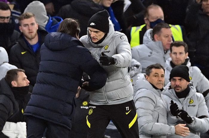 Pelatih Tottenham Hotspur, Antonio Conte, bersalaman dengan pelatih Chelsea, Thomas Tuchel, dalam laga Liga Inggris di Stadion Stamford Bridge, 23 Januari 2022.