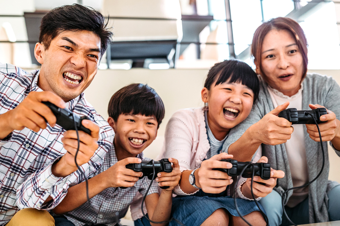 Di masa isolasi mandiri karena Covid-19, main game bareng keluarga jadi pilihan. Ini manfaat dan tips ngegame sehat.