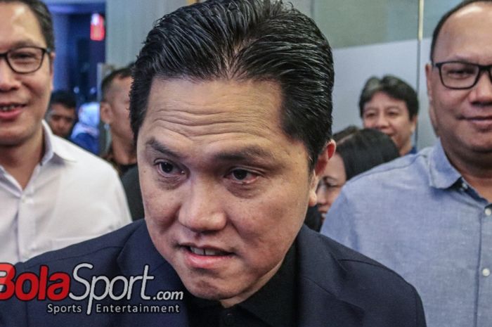 Ketua Umum PSSI, Erick Thohir, saat memberikan keterangan kepada awak media di Bursa Efek Indonesia, Jakarta, Sabtu (28/10/2023).