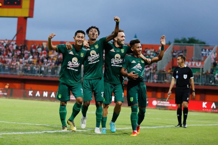 Pemain Persebaya Surabaya saat melakukan selebrasi setelah mencetak gol ke gawang Madura United, Minggu (29/1/2023).