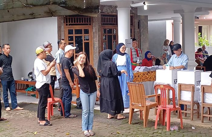 Ayu Ting Ting dan keluarga mengikuti pemilu di TPS 10 kawasan Mekar Jaya, Depok, Jawa Barat, Rabu (14/2/2024).