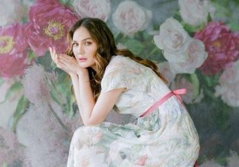 Heboh Dikabarkan Dekat dengan Brondong, Luna Maya Justru Cuek Berfoto di Tengah Kebun Cabai Sambil Kenakan Tanktop Putih Pendek